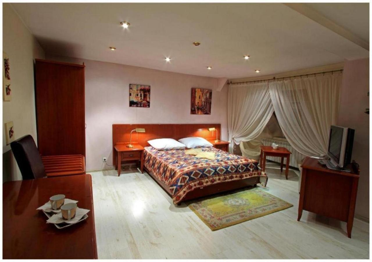 Polonia Hotel Остров Велкополски Екстериор снимка